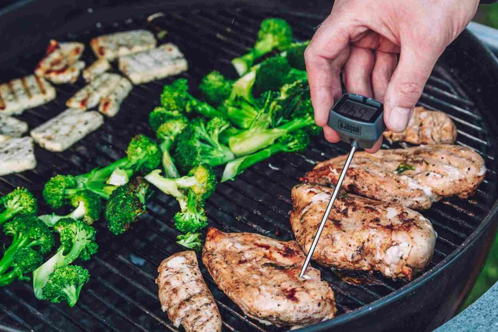 man measuring the temperature of steak with a meat 2023 04 25 00 19 11 utc 11zon Carne para barbacoa que triunfa en toda parrillada