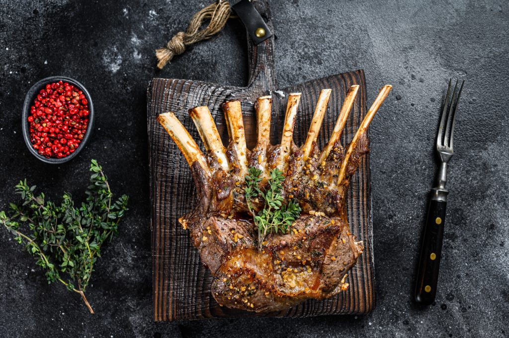 barbecue rack of lamb meat chops black background 2021 10 21 02 55 11 utc Chuletas de cordero